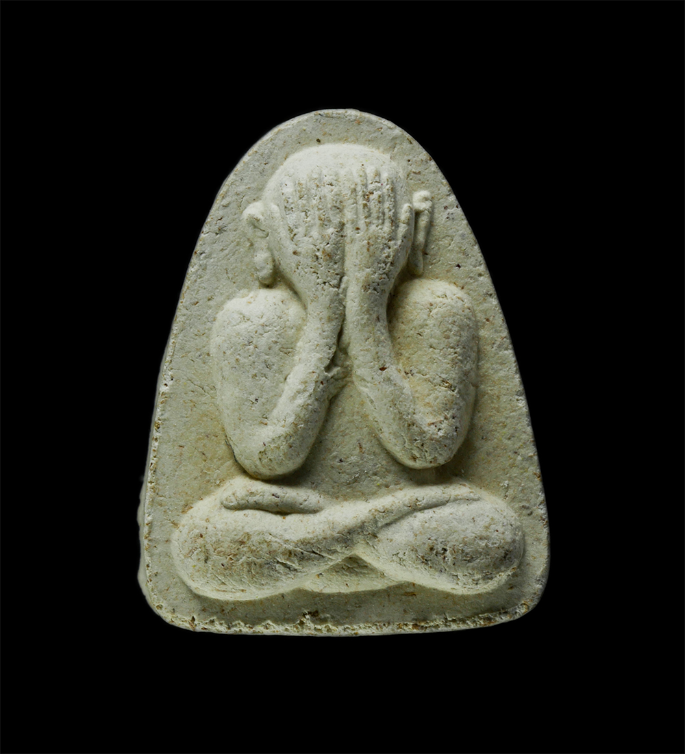 20Jan25 (83)p.jpg - พระปิดตาติดสีผึ้ง หลวงปู่เกลี้ยง มนุญฺโญ (พระครูพิศิษฐชโลปการ) วัดเนินสุทธาวาส จ.ชลบุรี ปี2548 เนื้อผงพุทธคุณ ผงว่าน หลวงปู่เกลี้ยง พระเกจิดังต้นตำรับ [..] | https://kamulet.in.th